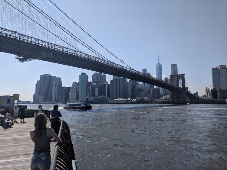 Zicht op Manhattan achter de Brooklyn Bridge